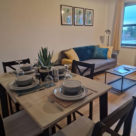 Vibrant Cosy 2 Bedroom Apartment Coventry Bagian luar foto
