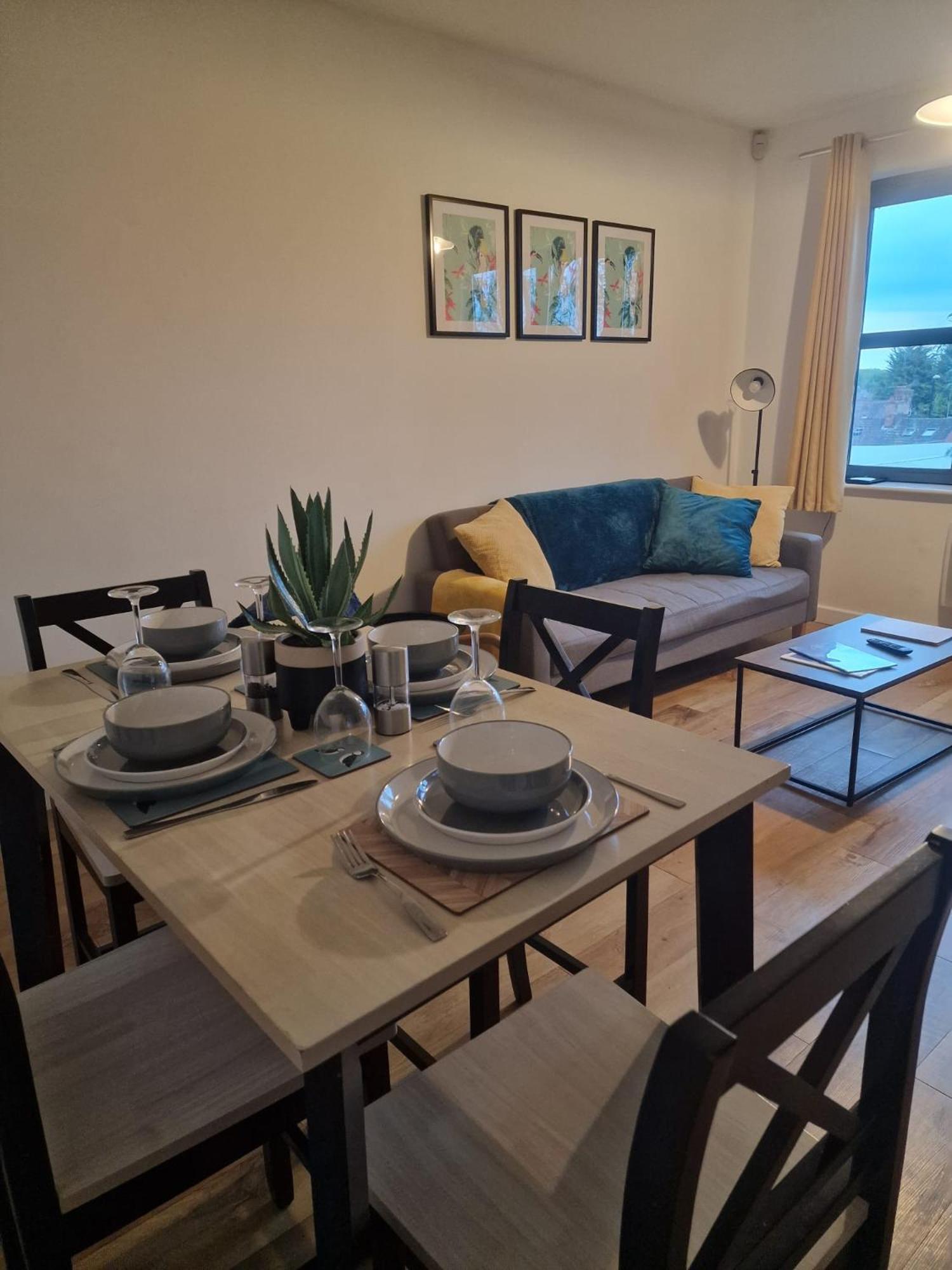 Vibrant Cosy 2 Bedroom Apartment Coventry Bagian luar foto