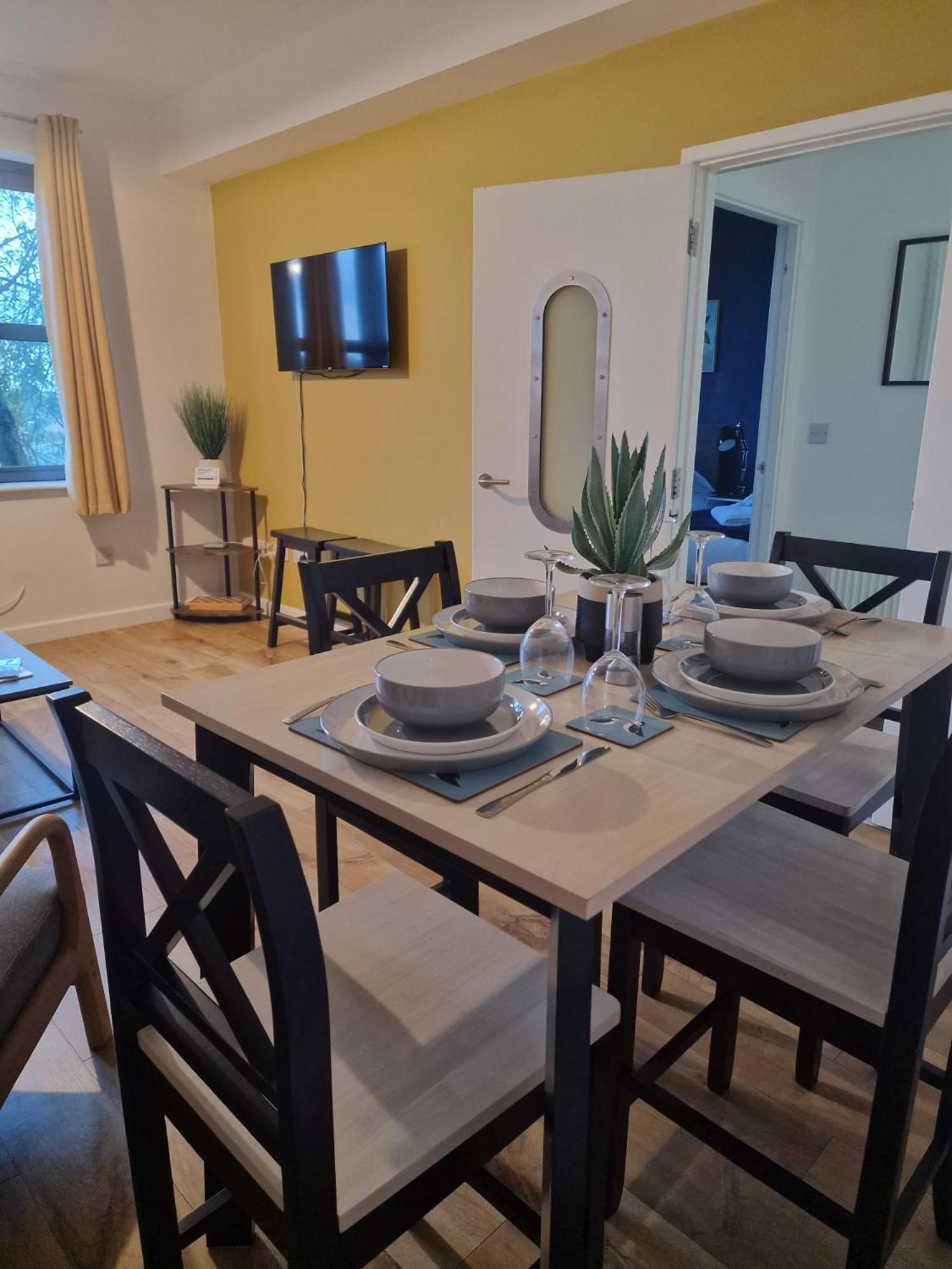 Vibrant Cosy 2 Bedroom Apartment Coventry Bagian luar foto